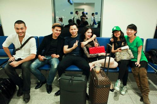 Cô nàng luôn nhí nhảnh, tươi tắn cùng các đồng nghiệp của mình. Cô nàng luôn nhí nhảnh, tươi tắn cùng các đồng nghiệp của mình.