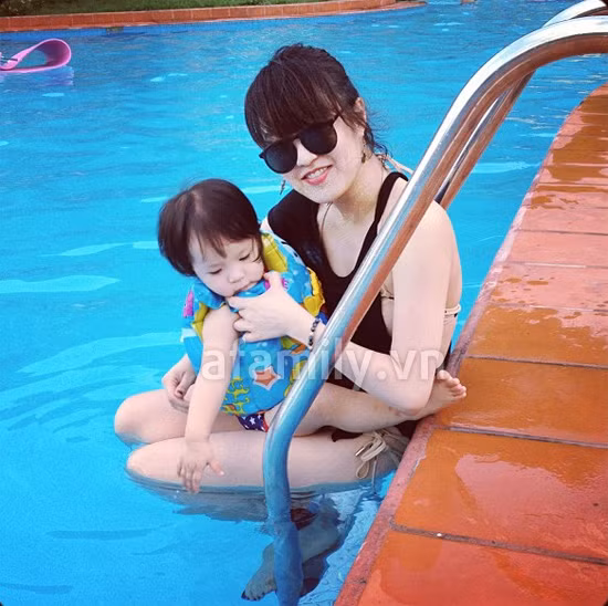 Mới đây, trên trang cá nhân của mình, Mi Vân đã bất ngờ chia sẻ những khoảnh khắc đáng yêu của bé Bào Ngư (tên gọi yêu ở nhà). Con gái Mi Vân đã được hơn 1 tuổi, bé rất dễ thương, lanh lợi và có nhiều nét giống mẹ Mi Vân. (Theo afamily)