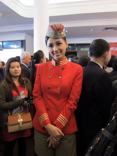 Khi máy bay đáp xuống Nội Bài, nhìn hoa hậu bước xuống sân bay, nhiều người có mặt tại đây nhầm tưởng Hoa hậu Mai Phương Thúy đã “chuyển nghề”. Tuy nhiên, đây chỉ là một tình huống thú vị khi cô là khách mời đặc biệt của hãng hàng không này trong chuyến bay khai trương.