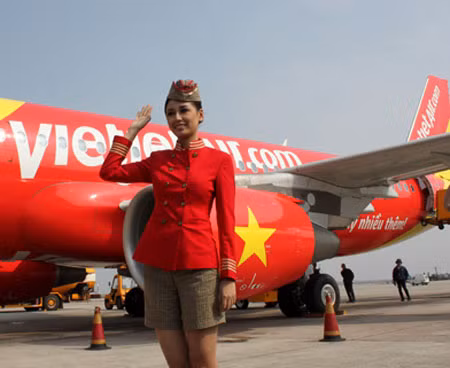 Cùng tham gia chuyến bay với Hoa hậu Mai Phương Thúy còn có nghệ sỹ hài - diễn viên hài Hiếu Hiền, họ đã có những trải nghiệm thú vị và rất vui vẻ, thân thiện với mọi người.