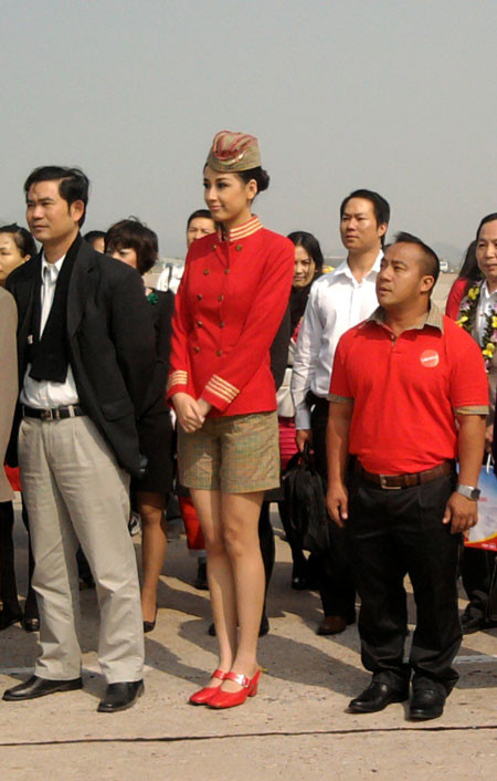 Hoa hậu Việt Nam 2006 Mai Phương Thúy đã khiến nhiều người bất ngờ khi xuất hiện trên máy bay Airbus A320-200 và “chuyển nghề” làm tiếp viên hàng không trên chuyến bay thương mại đầu tiên của VietJetAir, hôm 24/12/2011. Hoa hậu Việt Nam 2006 Mai Phương Thúy đã khiến nhiều người bất ngờ khi xuất hiện trên máy bay Airbus A320-200 và “chuyển nghề” làm tiếp viên hàng không trên chuyến bay thương mại đầu tiên của VietJetAir, hôm 24/12/2011.