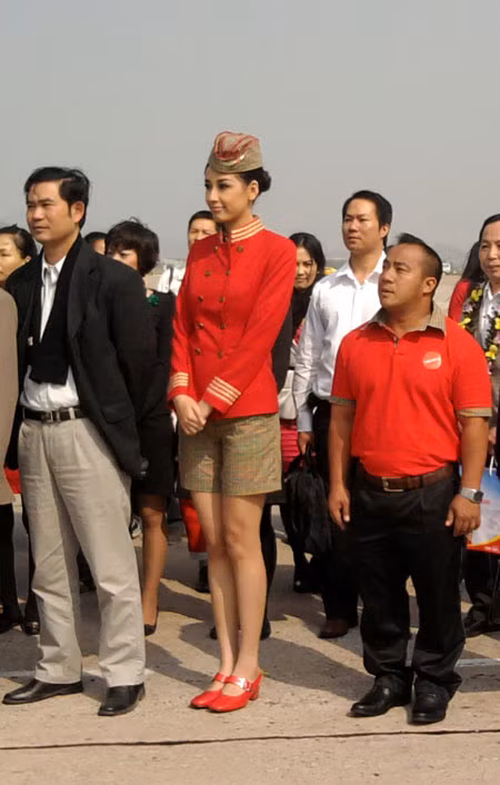 Hoa hậu Việt Nam 2006 Mai Phương Thúy đã khiến nhiều người bất ngờ khi xuất hiện trên máy bay Airbus A320-200 và “chuyển nghề” làm tiếp viên hàng không trên chuyến bay thương mại đầu tiên của VietJetAir, hôm 24/12/2011.