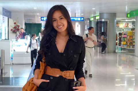 Bị mê hoặc bởi những bức tranh nổi tiếng của họa sĩ người Pháp, Hoa hậu Việt Nam 2006 đã bay tới Paris, rồi lên ôtô đến Giverny – ngôi làng có mảnh vườn và ngôi nhà mà Monet từng sống vào tháng 4/2010.