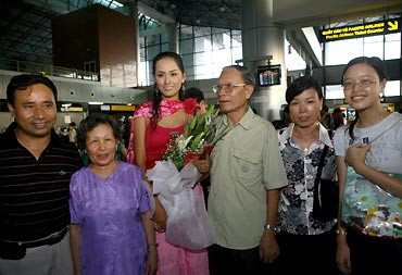 Tân Hoa hậu Việt Nam 2006 chụp ảnh lưu niệm cùng gia đình trước giờ khởi hành. (Theo VNE) Tân Hoa hậu Việt Nam 2006 chụp ảnh lưu niệm cùng gia đình trước giờ khởi hành. (Theo VNE)