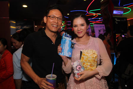 Khi được hỏi Lý Nhã Kỳ về việc này, cô đã cười và cho biết cô được mời dự buổi chiếu ra mắt phim mới và đạo diễn Ngô Quang Hải cũng vậy. Vì lâu không gặp nên họ vui vẻ trò chuyện. "Giữa chúng tôi không có chuyện gì", cô nói. (Theo Đất Việt) Khi được hỏi Lý Nhã Kỳ về việc này, cô đã cười và cho biết cô được mời dự buổi chiếu ra mắt phim mới và đạo diễn Ngô Quang Hải cũng vậy. Vì lâu không gặp nên họ vui vẻ trò chuyện. "Giữa chúng tôi không có chuyện gì", cô nói. (Theo Đất Việt)