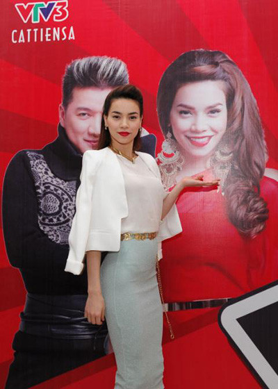 Hồ Ngọc Hà được chọn làm giám khảo cho cuộc thi hát đòi hỏi tính chuyên môn cao đã có không ít ý kiến ban đầu tỏ ra lo ngại. Tuy nhiên, sau những buổi quay hình, mặc dù chưa được công bố hay hé lộ bất kỳ thông tin, hình ảnh nào về chương trình nhưng trên trang cá nhân của nhiều phóng viên theo chân The Voice đã không ngần ngại dành cho Hồ Ngọc Hà những lời có cánh. Hồ Ngọc Hà được chọn làm giám khảo cho cuộc thi hát đòi hỏi tính chuyên môn cao đã có không ít ý kiến ban đầu tỏ ra lo ngại. Tuy nhiên, sau những buổi quay hình, mặc dù chưa được công bố hay hé lộ bất kỳ thông tin, hình ảnh nào về chương trình nhưng trên trang cá nhân của nhiều phóng viên theo chân The Voice đã không ngần ngại dành cho Hồ Ngọc Hà những lời có cánh.