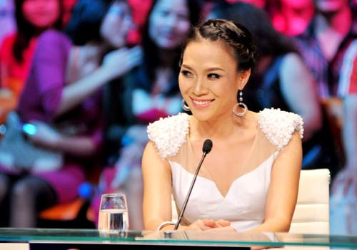 Việc Mỹ Tâm ngồi vào “ghế nóng” Vietnam Idol 2012 đã được ban tổ chức giữ bí mật đến phút cuối. Vì vậy, sự xuất hiện của Mỹ Tâm trong vai trò mới đã gây bất ngờ cũng như sự phấn khích cao độ cho tất cả các khán giả. Việc Mỹ Tâm ngồi vào “ghế nóng” Vietnam Idol 2012 đã được ban tổ chức giữ bí mật đến phút cuối. Vì vậy, sự xuất hiện của Mỹ Tâm trong vai trò mới đã gây bất ngờ cũng như sự phấn khích cao độ cho tất cả các khán giả.