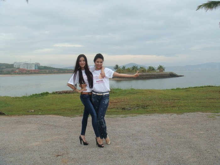 Huỳnh Bích Phương xinh tươi tạo dáng bên Bảo Ngọc trong cuộc thi HHVN 2010 ở vùng biển Quảng Ninh. Huỳnh Bích Phương xinh tươi tạo dáng bên Bảo Ngọc trong cuộc thi HHVN 2010 ở vùng biển Quảng Ninh.