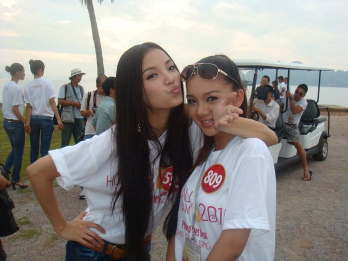 Bích Phương nhí nhảnh và trẻ trung khi chụp hình cùng Bích Trâm. Bích Phương nhí nhảnh và trẻ trung khi chụp hình cùng Bích Trâm.