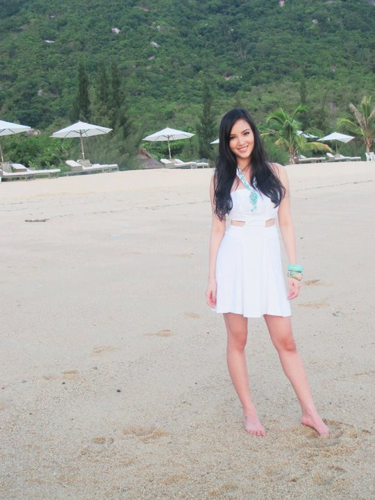 Bích Phương chụp ảnh lưu niệm nhân chuyến đi nghỉ mát ở Nha Trang vào tháng 7/2011. Bích Phương chụp ảnh lưu niệm nhân chuyến đi nghỉ mát ở Nha Trang vào tháng 7/2011.