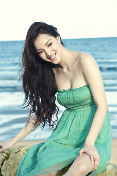 Nổi bật với gương mặt thanh tú, chiều cao và số đo ba vòng chuẩn, Huỳnh Bích Phương dịu dàng trước biển Nha Trang tại cuộc thi HHTG Người Việt vào tháng 8/2010. Nổi bật với gương mặt thanh tú, chiều cao và số đo ba vòng chuẩn, Huỳnh Bích Phương dịu dàng trước biển Nha Trang tại cuộc thi HHTG Người Việt vào tháng 8/2010.