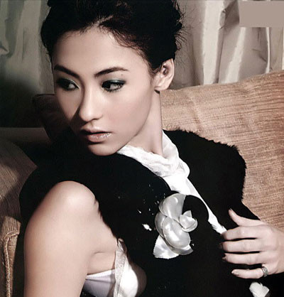 Vợ cũ của tài tử Tạ Đình Phong là một nhân viên phục vụ bàn karaoke trong khách sạn.