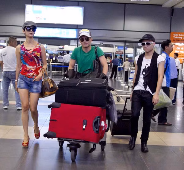 Siêu mẫu xinh tươi và năng động trong trang phục áo hoa văn, quần sóc.