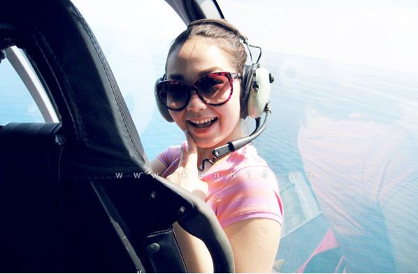 Minh Hằng siêu nhí nhảnh dù đang trên máy bay. Minh Hằng siêu nhí nhảnh dù đang trên máy bay.