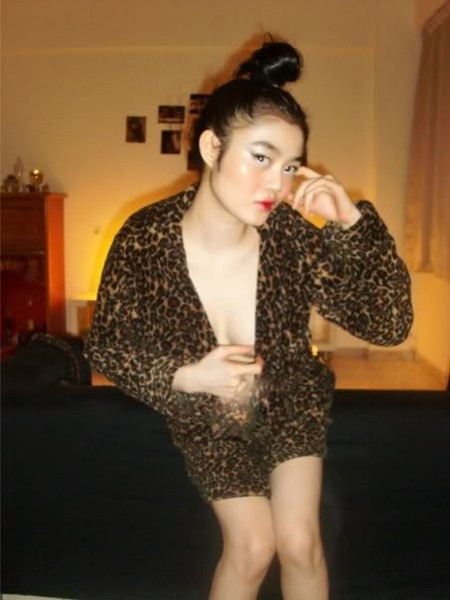 Hiện nay, trên mạng vẫn còn rất nhiều ảnh chụp hot girl Thúy Anh mà phần lớn chúng được thực hiện trong... vũ trường. Ở những bức ảnh này, người ta thấy một Julia Hồ ăn chơi sành điệu, rất khác vẻ thánh thiện khi cô bước lên nhận vương miện hoa hậu vài ngày trước. Hiện nay, trên mạng vẫn còn rất nhiều ảnh chụp hot girl Thúy Anh mà phần lớn chúng được thực hiện trong... vũ trường. Ở những bức ảnh này, người ta thấy một Julia Hồ ăn chơi sành điệu, rất khác vẻ thánh thiện khi cô bước lên nhận vương miện hoa hậu vài ngày trước.