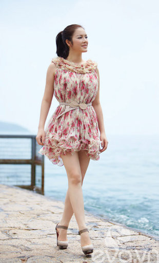 Tận dụng thời gian nghỉ ngơi, Lý Nhã Kỳ cùng ê kíp ghi lại những bức ảnh đẹp với khung cảnh mộng mơ của cảng biển Hong Kong.