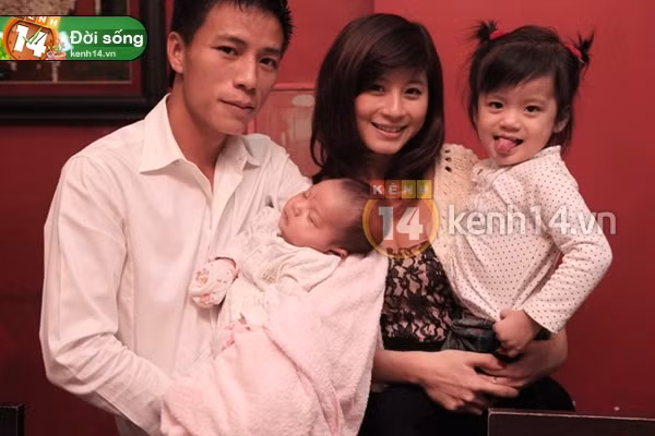 Gia đình nhỏ của Ngọc Anh rất hạnh phúc, cô có một người chồng yêu vợ, thương con và hai bé đáng yêu: bé gái Bùi Nguyễn Phương Vy (3 tuổi), bé trai Bùi Nguyễn Nhật Nam (1 tuổi).
