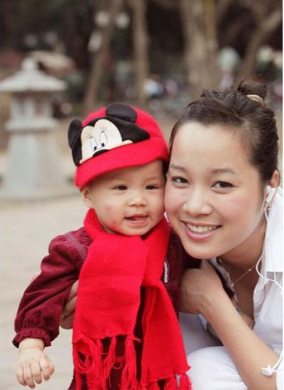 Với diễn viên "Nhật ký Vàng Anh 1", bé Kem (tên thân mật của con gái Minh Hương) đã trở thành sợi dây thắt chặt thêm tình yêu sâu đậm của hai vợ chồng cô. (Theo VNE)