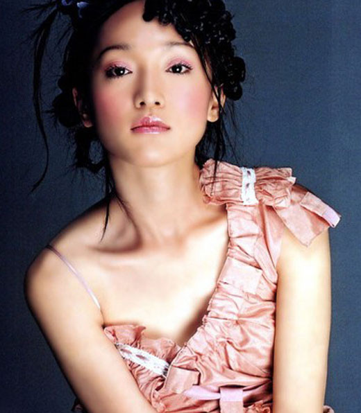 Chia sẻ về công việc đầu tiên của mình, hằng ngày cô được trang điểm với nhiều tạo hình khác nhau để chụp ảnh. Nếu may mắn bộ ảnh được chọn làm lịch thì cô sẽ có được thù lao là 20 NDT/1bộ ảnh.