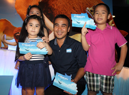 Hai bé khá nghịch nên anh phải trông con đến mướt mồ hôi. Thúy Hạnh, Mỹ Lệ... cũng đưa các con đến thưởng thức phim 3D 'bom tấn'. (Theo VNE) Hai bé khá nghịch nên anh phải trông con đến mướt mồ hôi. Thúy Hạnh, Mỹ Lệ... cũng đưa các con đến thưởng thức phim 3D 'bom tấn'. (Theo VNE)