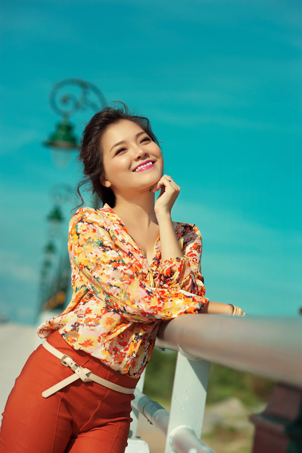 Cựu thành viên nhóm Mắt Ngọc vẫn giữ được vẻ trẻ trung, nhí nhảnh dù đã kết hôn được hơn một năm. Cựu thành viên nhóm Mắt Ngọc vẫn giữ được vẻ trẻ trung, nhí nhảnh dù đã kết hôn được hơn một năm.