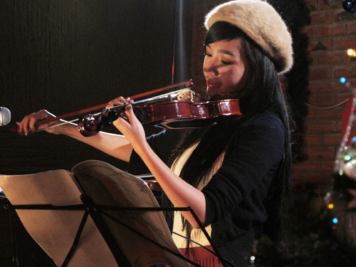 Không chỉ xinh đẹp, nhân hậu, nhân vật Giáng Mi do Elly Trần thủ vai còn có tài năng vĩ cẩm tuyệt vời. Với khả năng vượt trội, cô nhận được học bổng đi nước ngoài đào tạo, nhưng cô đã không thể đi được vì căn bệnh quái ác bất ngờ xảy đến với cha mình. Không chỉ xinh đẹp, nhân hậu, nhân vật Giáng Mi do Elly Trần thủ vai còn có tài năng vĩ cẩm tuyệt vời. Với khả năng vượt trội, cô nhận được học bổng đi nước ngoài đào tạo, nhưng cô đã không thể đi được vì căn bệnh quái ác bất ngờ xảy đến với cha mình.