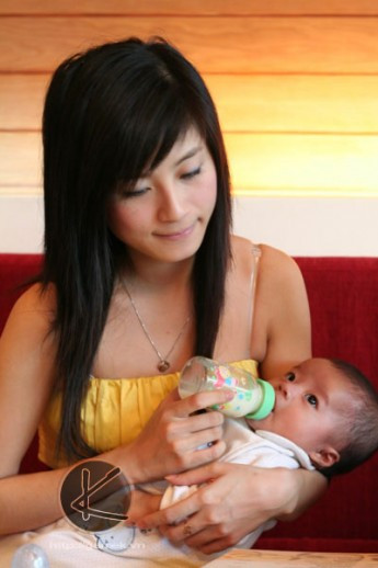 Vẫn nụ cười tươi tắn trên môi nhưng Ngọc Anh đang bận bịu với nhiệm vụ làm người phụ nữ đảm đang của gia đình.