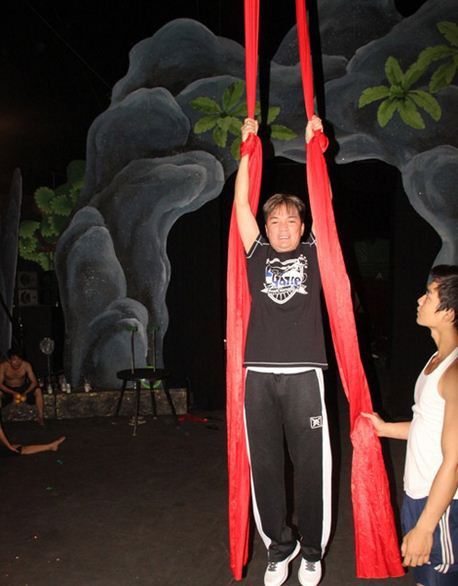 Để đem lại sự mới lạ và đột phá cho đêm diễn kỷ niệm 15 năm ca hát của mình, “ông hoàng nhạc pop” Mr Đàm đã dày công khổ luyện "bay" trên không trung trong sự hướng dẫn tận tình của các nghệ sĩ đoàn xiếc thành phố Hồ Chí Minh. Để đem lại sự mới lạ và đột phá cho đêm diễn kỷ niệm 15 năm ca hát của mình, “ông hoàng nhạc pop” Mr Đàm đã dày công khổ luyện "bay" trên không trung trong sự hướng dẫn tận tình của các nghệ sĩ đoàn xiếc thành phố Hồ Chí Minh.