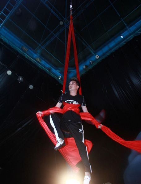 Chỉ với một dải lụa đỏ, anh phải học cách điều khiển cơ thể treo lở lửng như những nghệ sĩ xiếc chuyên nghiệp. (Theo eva) Chỉ với một dải lụa đỏ, anh phải học cách điều khiển cơ thể treo lở lửng như những nghệ sĩ xiếc chuyên nghiệp. (Theo eva)