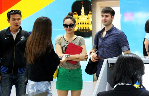 Minh Hằng khiến mọi người chú ý ngay khi tới sân bay bởi trang phục toàn gam màu neon của mình. Minh Hằng khiến mọi người chú ý ngay khi tới sân bay bởi trang phục toàn gam màu neon của mình.