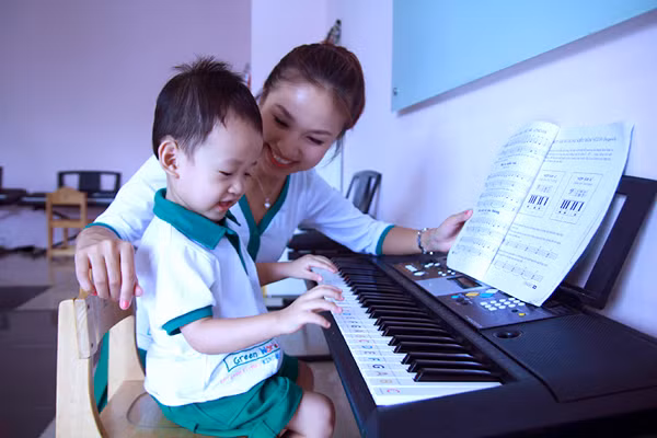 Ngoài công việc biên tập viên và MC truyền hình, mới đây, Thanh Vân còn trở thành giáo viên của một trường mầm non quốc tế. Khác với hình ảnh duyên dáng thường thấy, Vân Hugo giản dị khi vui đùa cùng các cô, cậu học trò nhỏ.