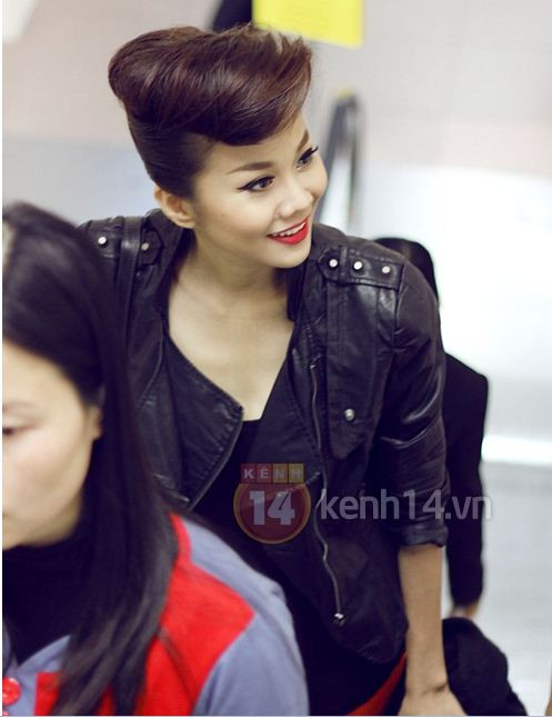 Vừa mới bước chân xuống xe tới sân bay, Thanh Hằng đã nhận được sự chú ý đặc biệt của nhiều người.