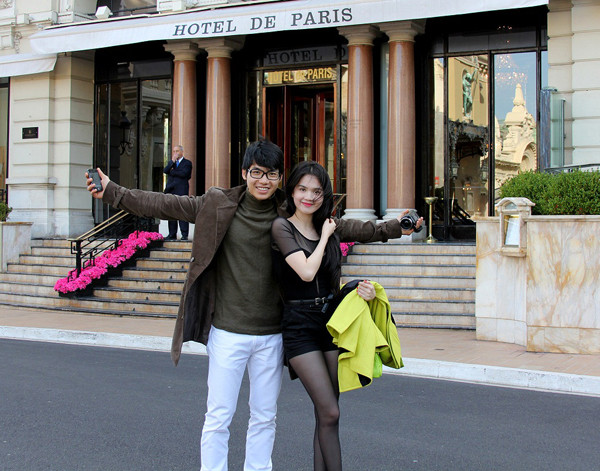 Nam Thành và Ngọc Trinh tạo dáng thân mật, tươi tắn chụp ảnh chung.