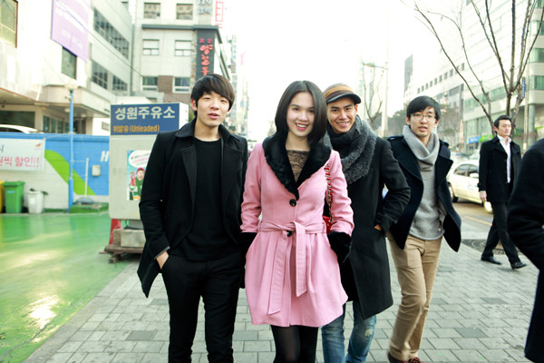 Chân dài Ngọc Trinh khoe nụ cười tươi tắn khi cùng đoàn Việt Nam tham dự 'Liên hoan người mẫu châu Á' vào tháng 1/2012.