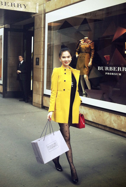 Ngọc Trinh chia sẻ "thích mọi thứ tại Mỹ nhưng không hợp với đồ ăn tây và thường xuyên ăn mì gói, vào các nhà hàng của Hàn và Thái". (Theo GDVN)