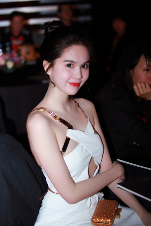 Tại liên hoan siêu mẫu châu Á, Ngọc Trinh còn vinh dự trở thành người trao giải cho nam diễn viên được yêu thích nhất Hàn Quốc.