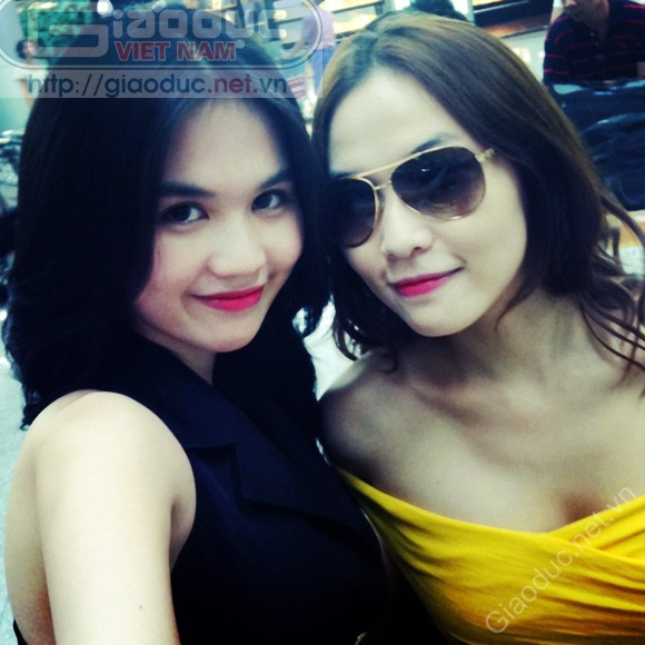 Cô cùng đồng nghiệp Quỳnh Thư sang tham quan tuần lễ thời trang đang diễn ra tại đây.