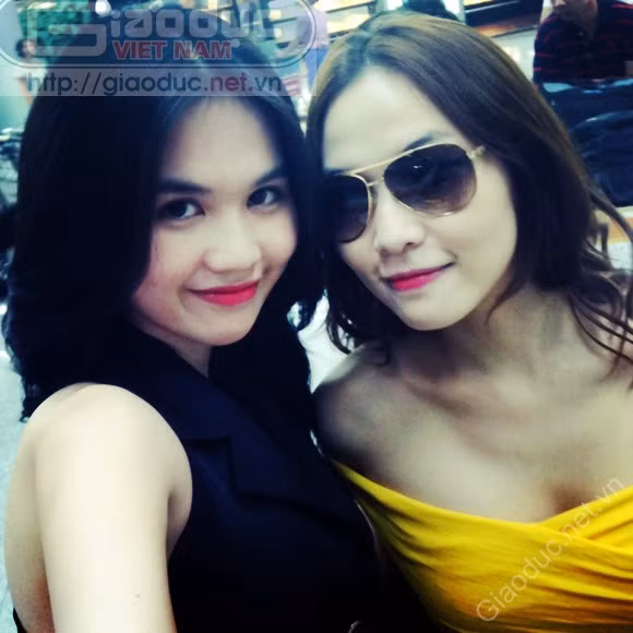 Cô cùng đồng nghiệp Quỳnh Thư sang tham quan tuần lễ thời trang đang diễn ra tại đây.