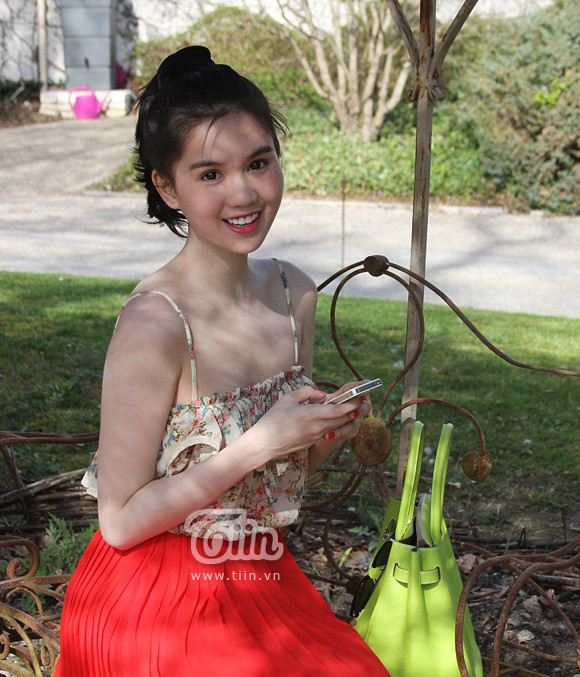 Dù sexy hay kín đáo, Ngọc Trinh vẫn luôn khiến người xem phải ngẩn ngơ bởi vẻ đẹp hồn nhiên, trong sáng như búp bê. Biết được thế mạnh đó của mình, Hoa hậu Việt Nam hoàn cầu rất ưu tiên cho việc pose hình ở bất kì đâu để update hình ảnh tới người hâm mộ. (Theo tiin)