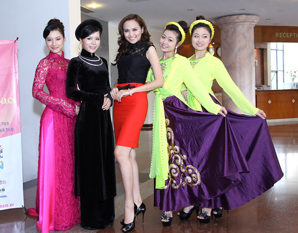 Hoa hậu thế giới người Việt Diễm Hương đảm nhận vai trò giám khảo của vòng thi bán kết Hoa hậu các dân tộc Việt Nam ở cả hai khu vực phía Bắc và phía Nam năm 2011. Đây là lần đầu tiên Diễm Hương làm giám khảo tại một cuộc thi sắc đẹp quy mô toàn quốc. Trước đó, cô chỉ nhận ngồi "ghế nóng" trong các cuộc thi nhan sắc của các trường Đại học, Cao đẳng tại TP HCM. Hoa hậu thế giới người Việt Diễm Hương đảm nhận vai trò giám khảo của vòng thi bán kết Hoa hậu các dân tộc Việt Nam ở cả hai khu vực phía Bắc và phía Nam năm 2011. Đây là lần đầu tiên Diễm Hương làm giám khảo tại một cuộc thi sắc đẹp quy mô toàn quốc. Trước đó, cô chỉ nhận ngồi "ghế nóng" trong các cuộc thi nhan sắc của các trường Đại học, Cao đẳng tại TP HCM.