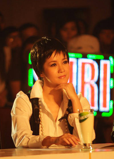 Không chọn cho mình một phong cách cố định nhưng Hồng Nhung luôn sống động với những tạo hình "nữ giám khảo" khác biệt. Không chọn cho mình một phong cách cố định nhưng Hồng Nhung luôn sống động với những tạo hình "nữ giám khảo" khác biệt.