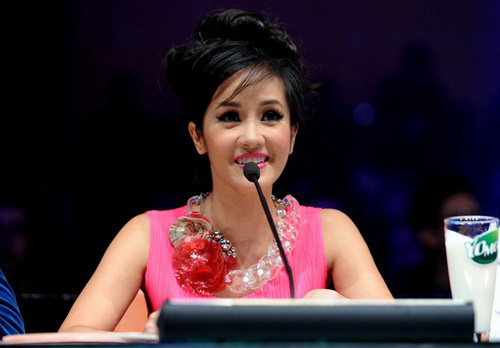 Người ta thấy cô khi thì hồn nhiên, khi suy tư, lúc cổ điển, khi lại hiện đại, và cũng có lúc lại dịu dàng, cuốn hút. Người ta thấy cô khi thì hồn nhiên, khi suy tư, lúc cổ điển, khi lại hiện đại, và cũng có lúc lại dịu dàng, cuốn hút.