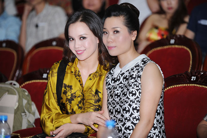 Không tham gia nhiều hoạt động của làng showbiz nhưng Ngọc Oanh lại rất hào hứng khi đảm nhận nhiệm vụ giám khảo trong cuộc thi nhan sắc của sinh viên các trường đại học. Với vai trò giám khảo, Ngọc Oanh kín đáo và sành điệu, người đẹp đất Cảng luôn được ống kính phóng viên săn đón. Không tham gia nhiều hoạt động của làng showbiz nhưng Ngọc Oanh lại rất hào hứng khi đảm nhận nhiệm vụ giám khảo trong cuộc thi nhan sắc của sinh viên các trường đại học. Với vai trò giám khảo, Ngọc Oanh kín đáo và sành điệu, người đẹp đất Cảng luôn được ống kính phóng viên săn đón.