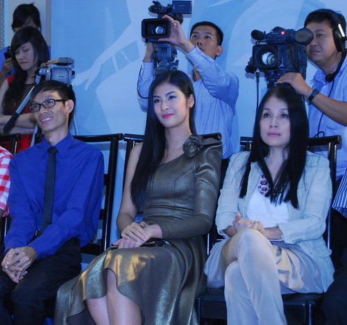 Ngọc Hân thu hút mọi ánh nhìn của các khán giả trẻ, bởi nụ cười và khuôn mặt phúc hậu. Diện bộ đầm màu đồng khi làm giám khảo cuộc thi thiết kế Style của tờ báo Mực Tím. Ngọc Hân thu hút mọi ánh nhìn của các khán giả trẻ, bởi nụ cười và khuôn mặt phúc hậu. Diện bộ đầm màu đồng khi làm giám khảo cuộc thi thiết kế Style của tờ báo Mực Tím.