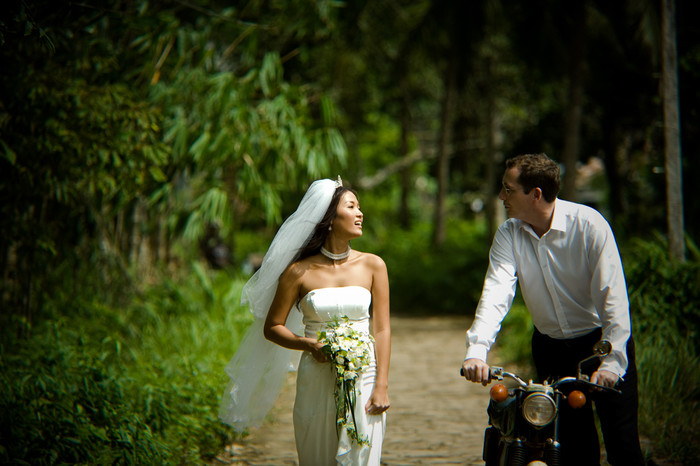 Cũng giống như những người đẹp khác, cô dâu có làn da socola này đã có một lễ cưới lãng mạn cùng người chồng ngoại quốc.