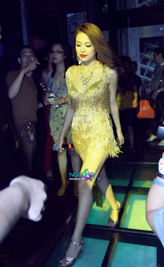 Diện bộ trang phục ánh kim vàng, Hoàng Thùy Linh đã thu hút tất cả khán giả qua từng điệu nhảy bốc lửa của mình, khoe trọn những đường cong gợi cảm, những khoảnh khắc xuất thần trên sân khấu của cô. Diện bộ trang phục ánh kim vàng, Hoàng Thùy Linh đã thu hút tất cả khán giả qua từng điệu nhảy bốc lửa của mình, khoe trọn những đường cong gợi cảm, những khoảnh khắc xuất thần trên sân khấu của cô.