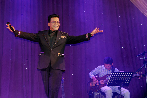 Anh chia sẻ về bước ngoặt của mình:"Ngày trước, tôi chỉ hát khi chương trình bị trống, hoặc ngẫu hứng lắm mới "xin" hát, còn bây giờ, ca hát như một công việc chính.". "Với tôi, hát là một niềm hạnh phúc bất tận. Nó giúp tôi được thăng hoa và giúp bản thân trở nên lạc quan và yêu đời hơn". (Theo zing) Anh chia sẻ về bước ngoặt của mình:"Ngày trước, tôi chỉ hát khi chương trình bị trống, hoặc ngẫu hứng lắm mới "xin" hát, còn bây giờ, ca hát như một công việc chính.". "Với tôi, hát là một niềm hạnh phúc bất tận. Nó giúp tôi được thăng hoa và giúp bản thân trở nên lạc quan và yêu đời hơn". (Theo zing)