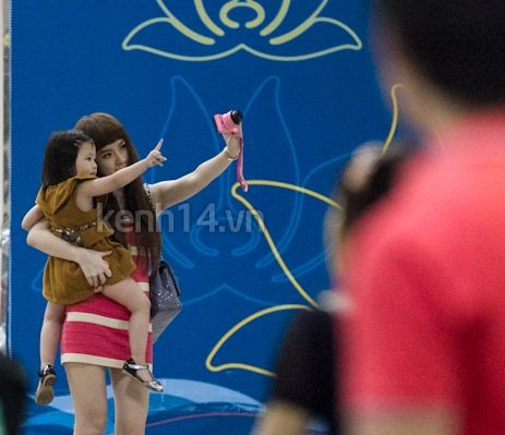 Angela Phương Trinh rất tự nhiên, không chú ý xung quanh, chỉ vui vẻ chơi đùa cùng cháu gái của mình rất vô tư. Angela Phương Trinh rất tự nhiên, không chú ý xung quanh, chỉ vui vẻ chơi đùa cùng cháu gái của mình rất vô tư.