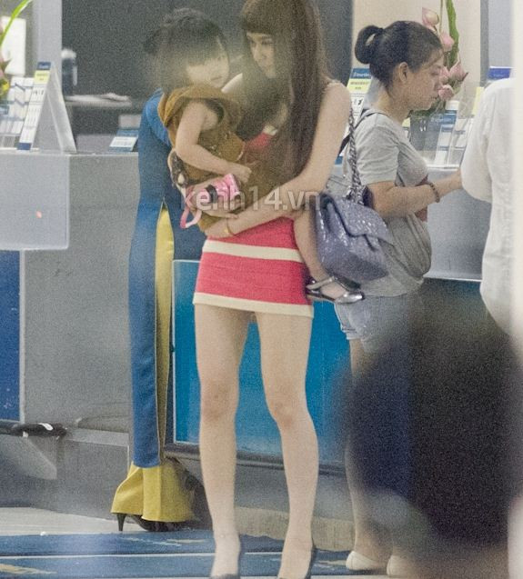 Sự tươi trẻ của nữ diễn viên tuổi teen này thu hút khá nhiều sự chú ý nơi làm thủ tục tại sân bay. Sự tươi trẻ của nữ diễn viên tuổi teen này thu hút khá nhiều sự chú ý nơi làm thủ tục tại sân bay.