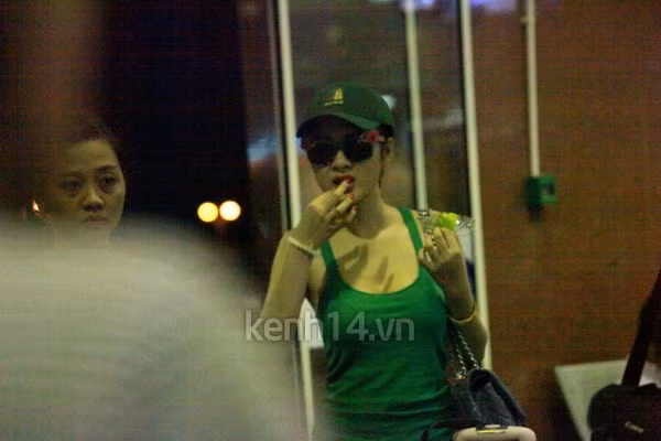 Hình ảnh cực "nhắng" của Angela Phương Trinh ở sân bay Nội Bài.